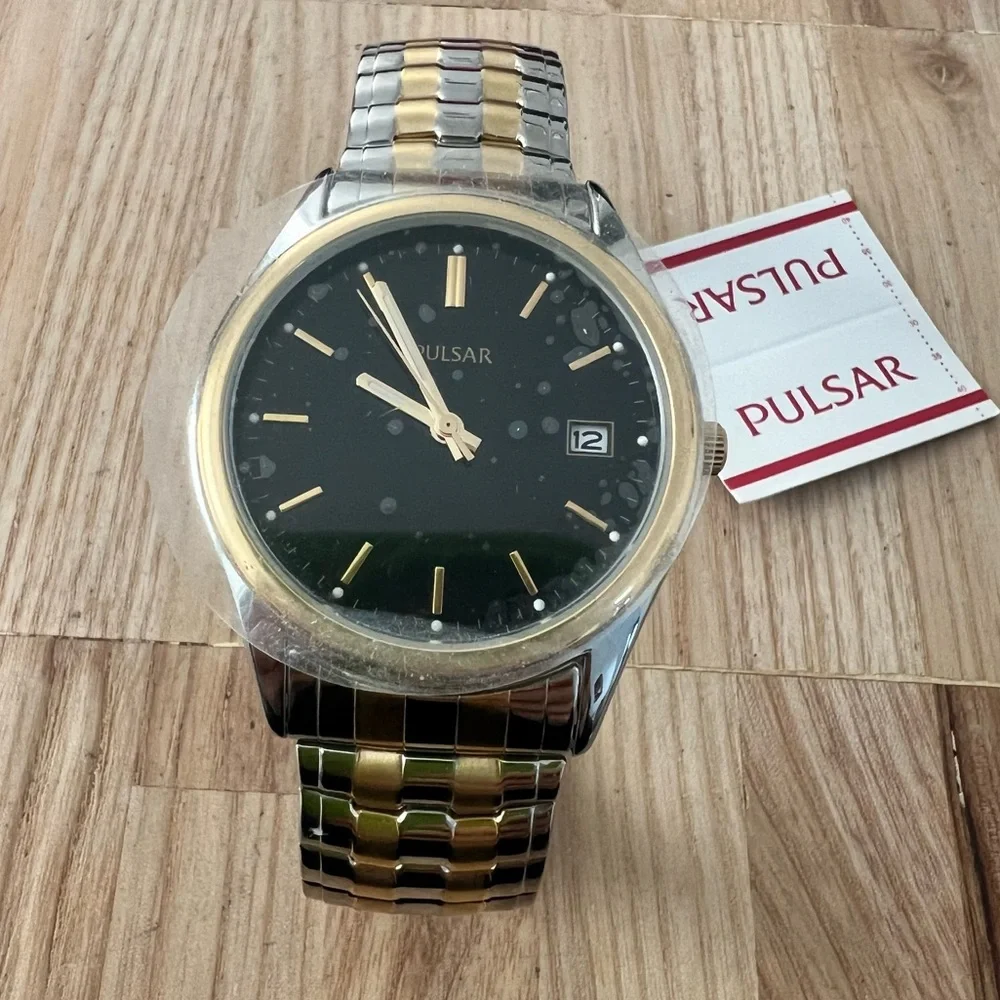 Pulsar mens black dial two toned dress watch NEW BATTERY
